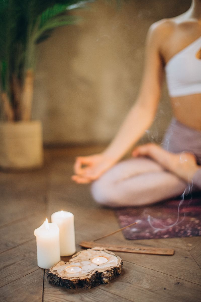 Persona sentada meditando en una habitación luminosa